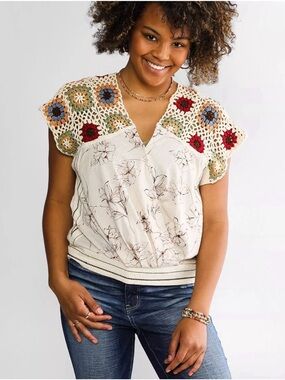 Gimmicks by BKE Granny Square Sleeve Floral Yoke Top size Large the Buckle
